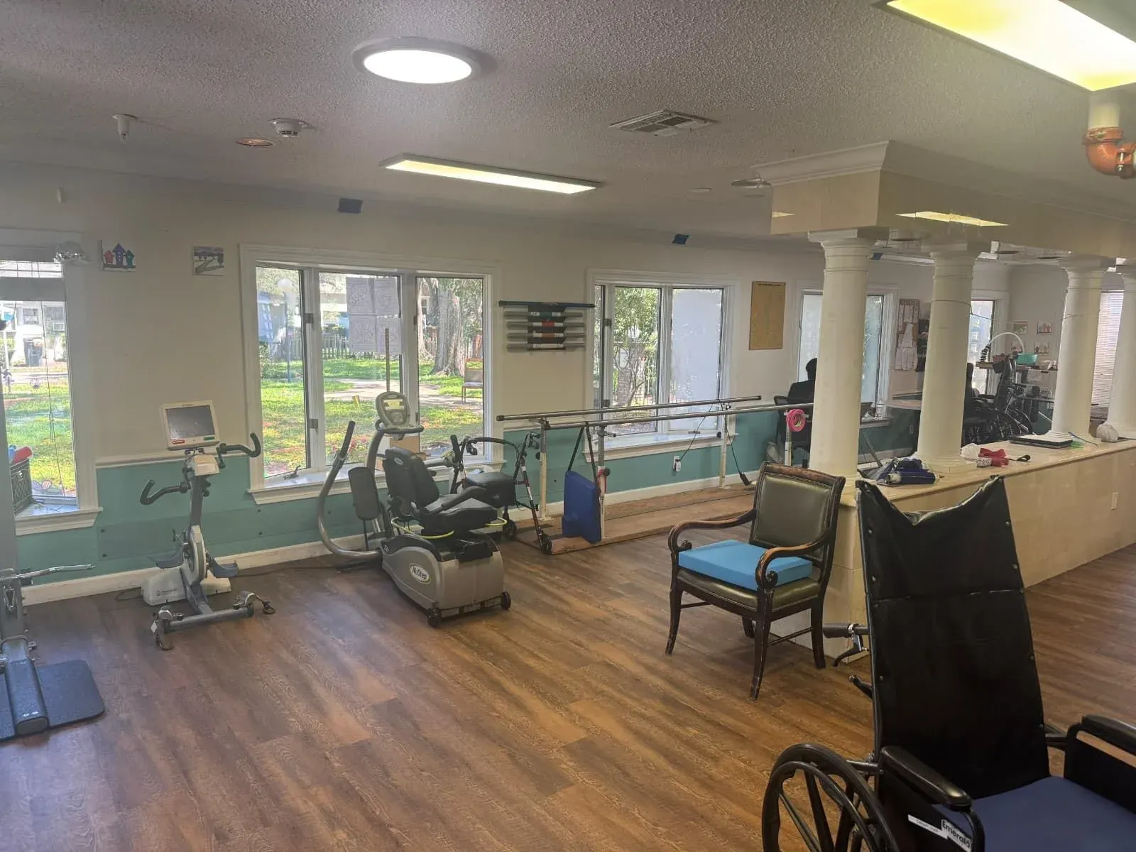 The therapy gym at Vivo Healthcare St. Petersburg, windows along one wall